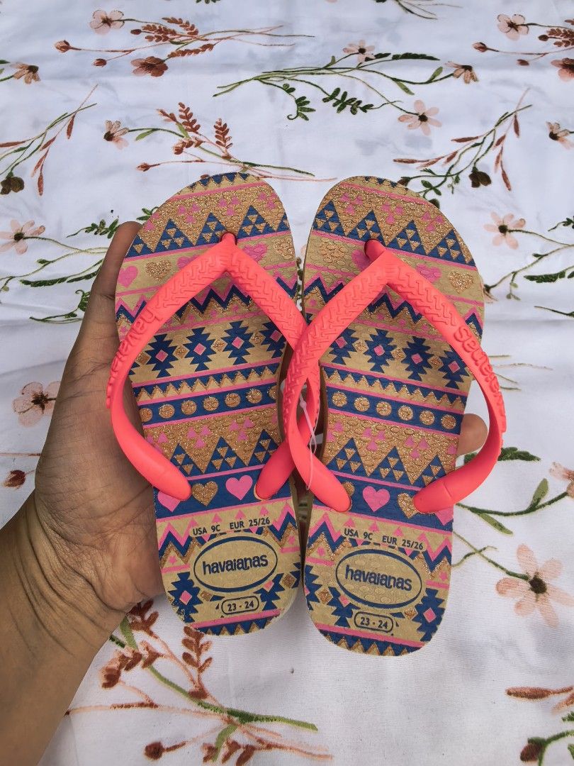 Havaianas Flip Flops Size 9C/25-26 (Category: Slippers and slides) located in Roxas City. Submitted by tabet (Listing ID 1459418457, Image 1). Description: - Cute Havaianas flip flops for kids - Fun Aztec-inspired pattern with gold glitter accents - Bright pink straps - Size 9C (fits EU 25-26) - Ideal for beach, pool, or everyday wear.