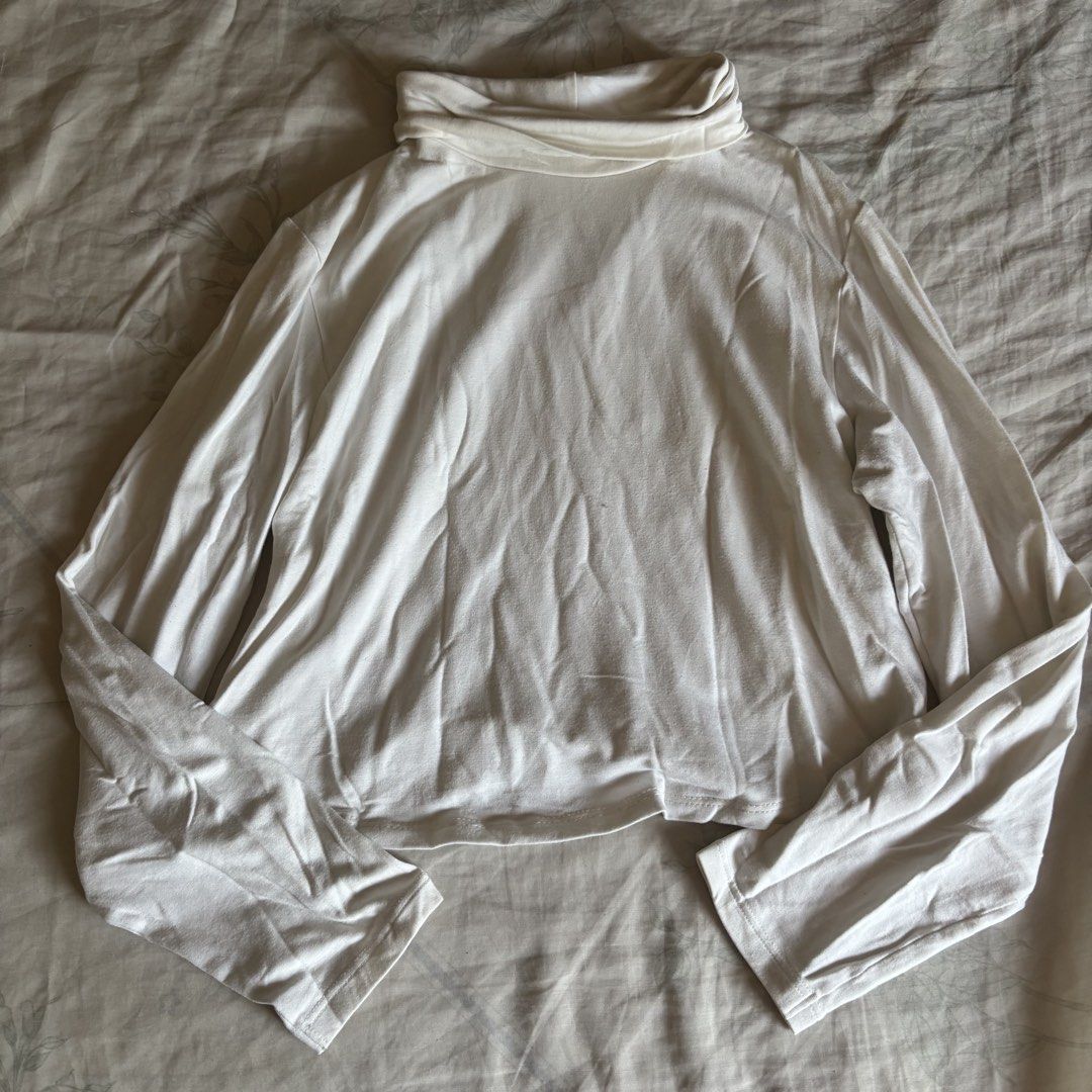 Heat-teach Turtle Neck Crop Longsleeve Bundle (Category: Longsleeves) located in Binan City. Submitted by mypreloved_haul (Listing ID 1459326292, Image 3). Description: fits xs to small, gray, white, and printed.