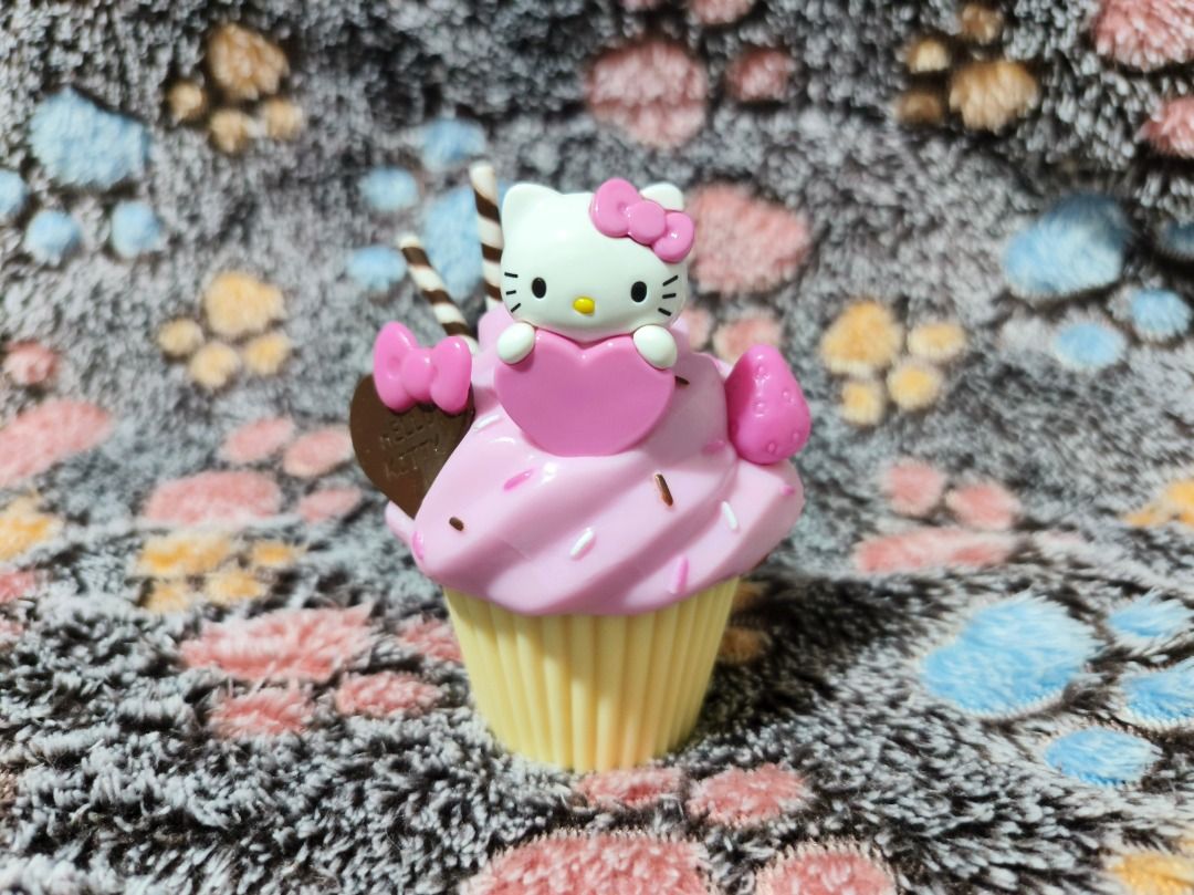 Hello Kitty Cupcake USB Drive with Pouch & Cable (Category: Bakeware) located in San Leonardo. Submitted by burgossanleonardo.12345 (Listing ID 1459393352, Image 1). Description: - Adorable Kitty cupcake design USB drive - Includes a cute pink pouch - Comes with a charging cable - Ideal for storing files or as a fun desk decoration - A must-have for Kitty enthusiasts - BIB with clam.