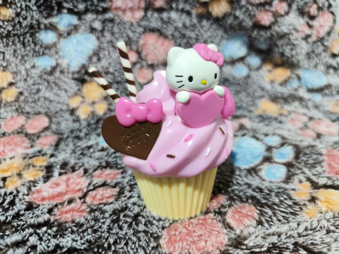Hello Kitty Cupcake USB Drive with Pouch & Cable (Category: Bakeware) located in San Leonardo. Submitted by burgossanleonardo.12345 (Listing ID 1459393352, Image 2). Description: - Adorable Kitty cupcake design USB drive - Includes a cute pink pouch - Comes with a charging cable - Ideal for storing files or as a fun desk decoration - A must-have for Kitty enthusiasts - BIB with clam.