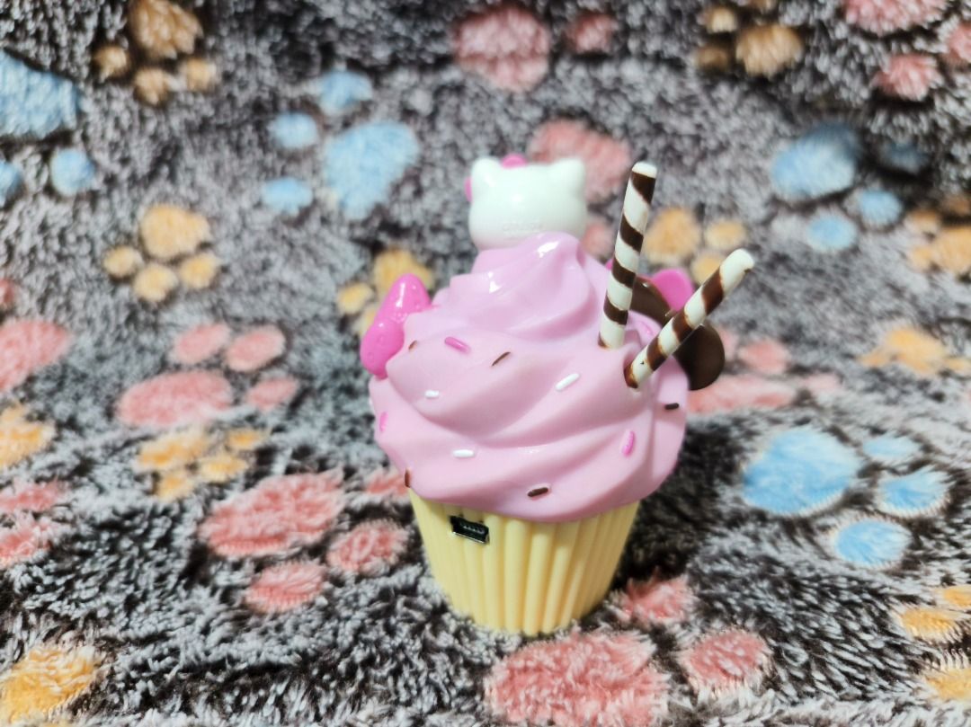 Hello Kitty Cupcake USB Drive with Pouch & Cable (Category: Bakeware) located in San Leonardo. Submitted by burgossanleonardo.12345 (Listing ID 1459393352, Image 3). Description: - Adorable Kitty cupcake design USB drive - Includes a cute pink pouch - Comes with a charging cable - Ideal for storing files or as a fun desk decoration - A must-have for Kitty enthusiasts - BIB with clam.