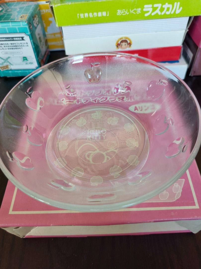 Hello Kitty Mini Stop Original Glass Bowl Apple Design (Category: Dinnerware & Cutlery) located in San Leonardo. Submitted by burgossanleonardo.12345 (Listing ID 1459436489, Image 2). Description: - Original Kitty glass bowl from Mini Stop - Features a cute apple design all around - Kitty branding in the center - Ideal for snacks or as a decorative piece - Approximately 6 inches in diameter - Comes in its original packaging.