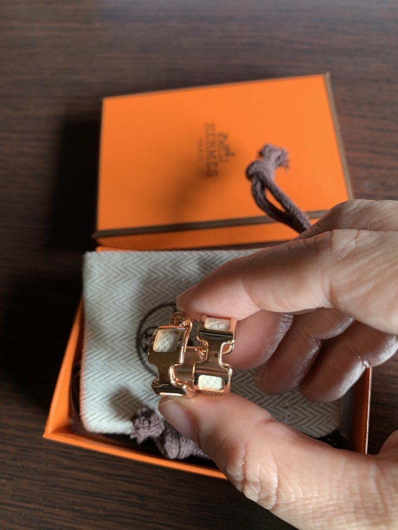 Hermes H pop earrings (Category: Earrings) located in Makati City. Submitted by myterry1941 (Listing ID 1459293070, Image 2). Description: Brand new in box Mini size Color blanc/ white leather in rose gold hardware .