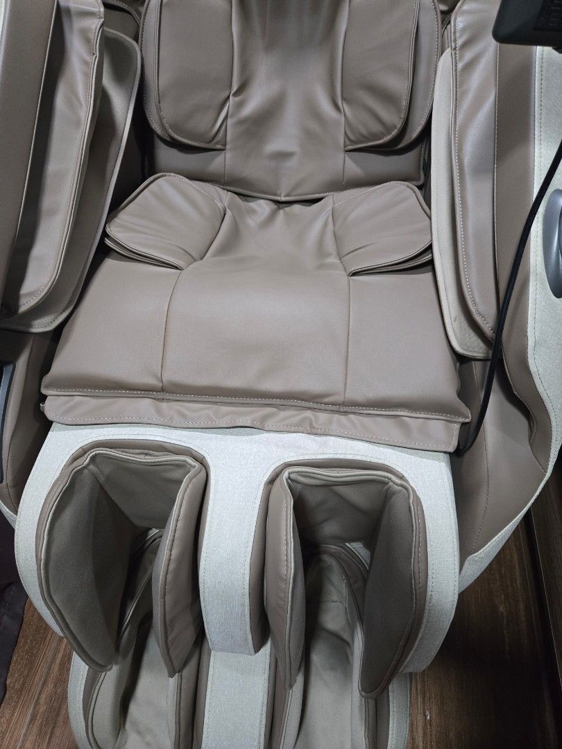 HIRO Massage Chair (Category: Massage Devices) located in Rizal. Submitted by nads_a_m (Listing ID 1459323535, Image 1). Description: No issue Hindi nagagamit PARANG BAGO! Nabili ng P150,000 Selling na lang ng P90,000 Negotiable for sure buyers Pick up only.