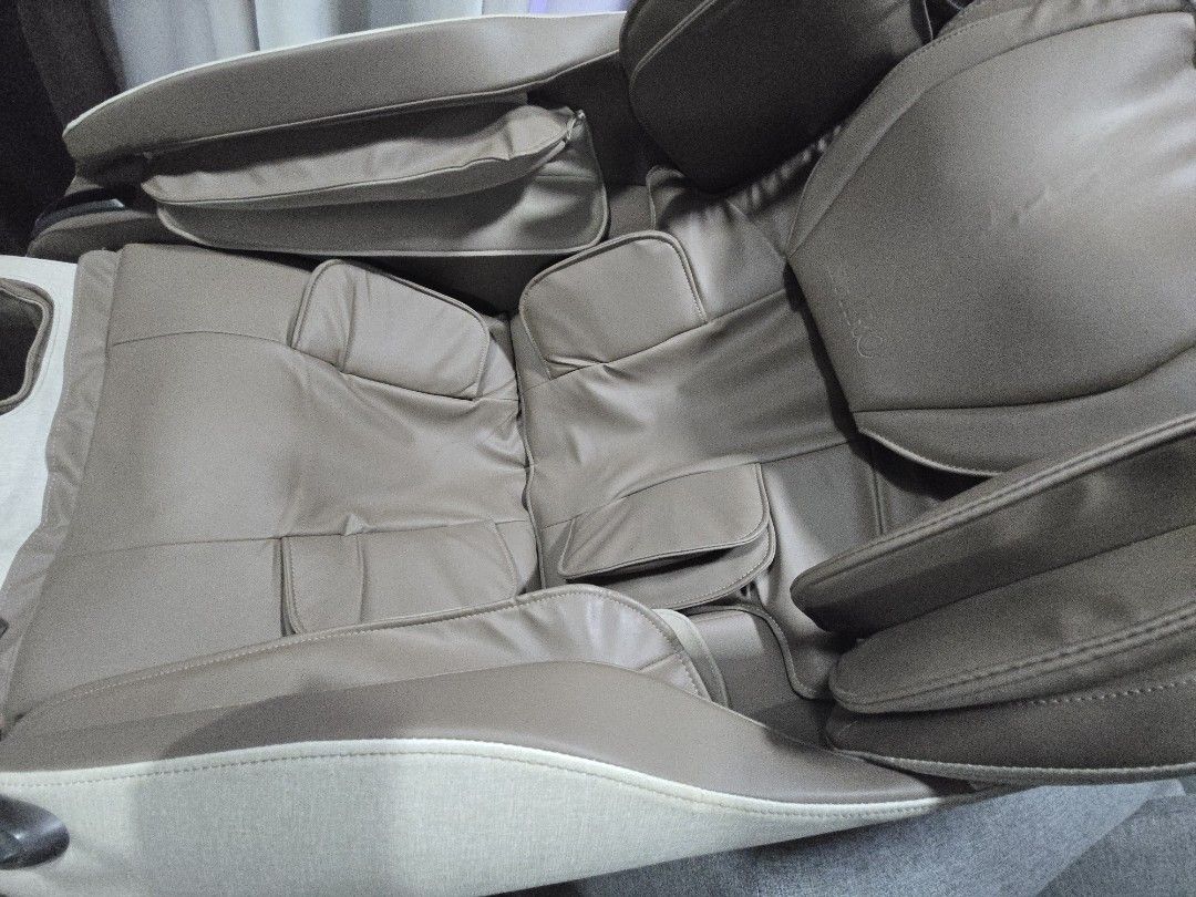 HIRO Massage Chair (Category: Massage Devices) located in Rizal. Submitted by nads_a_m (Listing ID 1459323535, Image 3). Description: No issue Hindi nagagamit PARANG BAGO! Nabili ng P150,000 Selling na lang ng P90,000 Negotiable for sure buyers Pick up only.