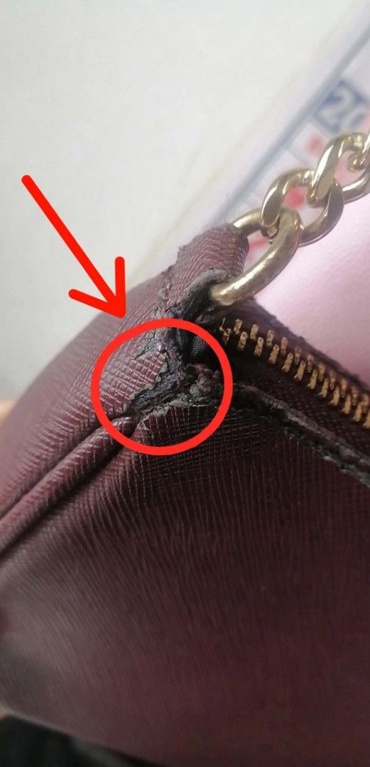 H&M Brown Baguette Chain Bag (Category: Cross-body Bags) located in Manila. Submitted by roseannlmn66895 (Listing ID 1459344890, Image 3). Description: 🤎 H&M Brown Baguette Chain Bag - ₱150 FIX Brand: H&M Original Color: Burgundy Brown / Choco Brown Type: Baguette Bag with Gold Chain Sling ✨ DETAILS: ✔ Gold chain & gold zipper - working ✔ Inside: Malinis, no issue, may 1 pocket + H&M tag ✔ Kasya phone, lipstick, cards ⚠️ HONEST FLAWS (see last 2