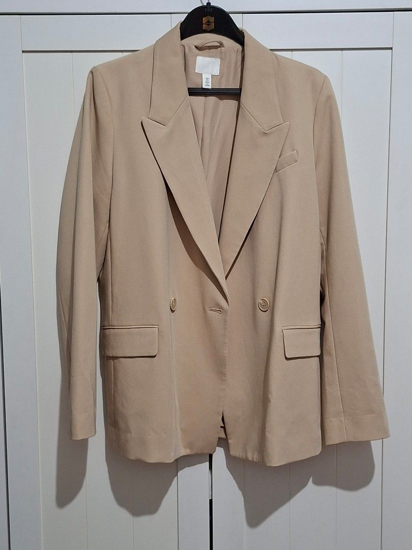 H&M Double- Breasted Oversized Blazer (Category: Coats, Jackets and Outerwear) located in Taguig. Submitted by authprelovedonlineshop2 (Listing ID 1459335714, Image 3). Description: H&M Double- Breasted Oversized Blazer Like New! Small-Medium Php1,788 🍀All items are preloved unless stated as brand new. 🍀Please manage your expectations. Major flaws will be indicated, if any. 🍀Color may vary due to lightning and photography. 🍀Always read the ca