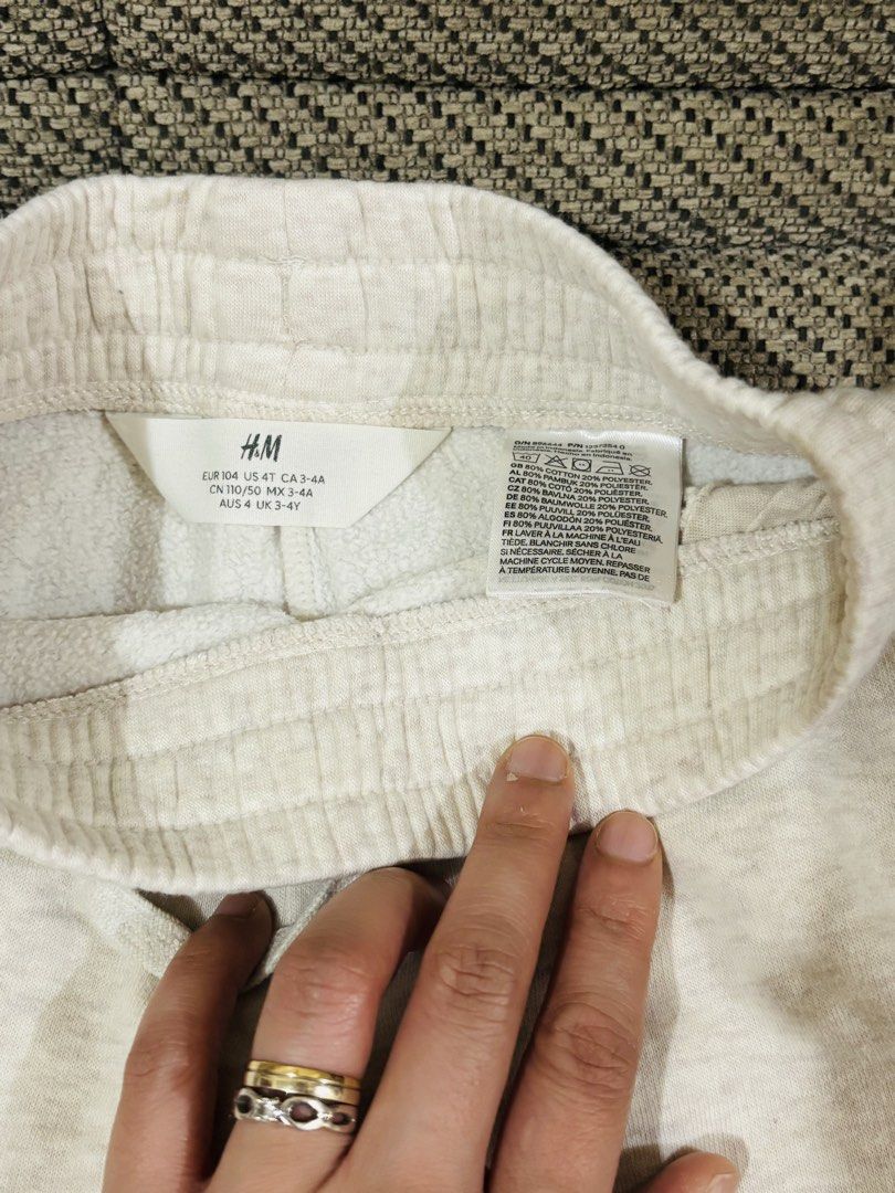 H&M Kids Beige Jogger Pants (Category: Babies & Kids Fashion) located in La Trinidad. Submitted by secondsmatter (Listing ID 1459322480, Image 2). Description: - Comfortable beige jogger pants from H&M - Soft cotton blend fabric - Elastic waistband with adjustable drawstring - Ribbed cuffs for a snug fit - Versatile for everyday wear and lounging - Easy to style with any top.