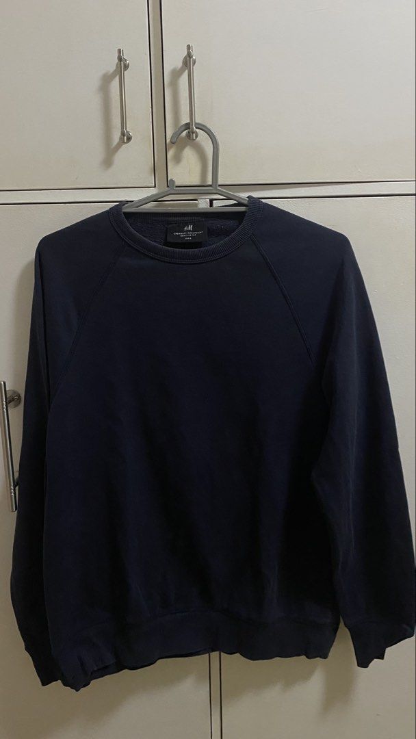 H&M Navy Blue Crewneck Sweatshirt (Category: Tshirts & Polo Shirts ) located in Santa Rosa. Submitted by jaydenmateo (Listing ID 1459394948, Image 1). Description: PM FOR MORE DETAILS GOOD CONDITION.