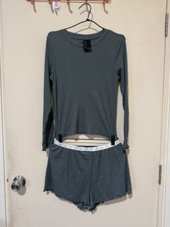 (Category: ) located in . Submitted by fafaneedtoclearwardrobe (Listing ID 1459381031, Image 1). Description: .