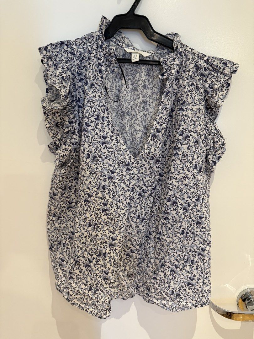 H&M printed ruffle blouse (Category: Sleeveless) located in Makati City. Submitted by nmvs1 (Listing ID 1459399323, Image 1). Description: H&m ruffle trim sleeve blouse Medium lose fit can fit till Large feame Worn once excellent condition.