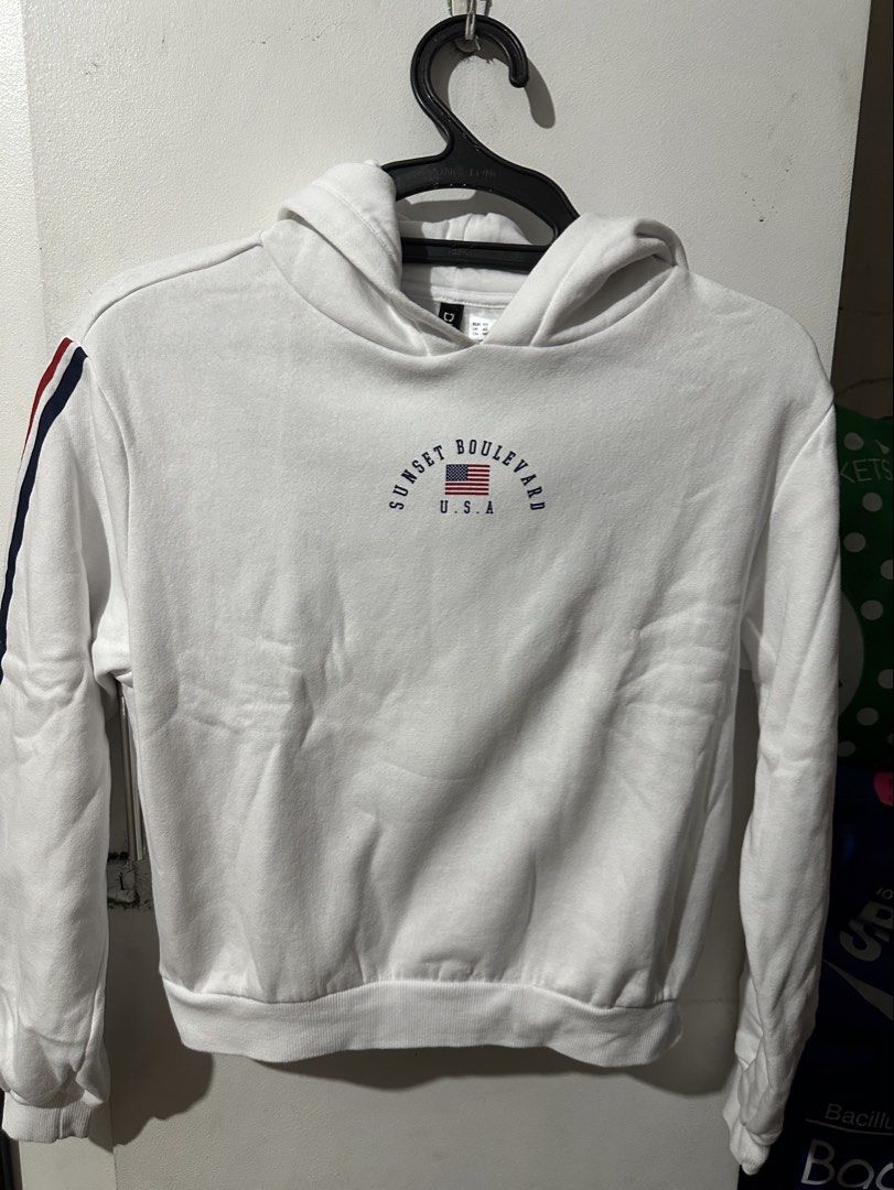 H&M White Hoodie (Category: Coats, Jackets and Outerwear) located in Manila. Submitted by shopkriscloset (Listing ID 1459305702, Image 1). Description: Rfs: too small already ‼️PLEASE READ BEFORE PLACING AN OFFER: 🩵Please be patient and respectful. 🤗 If I don’t get to reply immediately, I might be working. 🧡Please REFRAIN from making an offer if you do not intend to complete the purchase‼️ 🧡Kindly read the description for more details on ship
