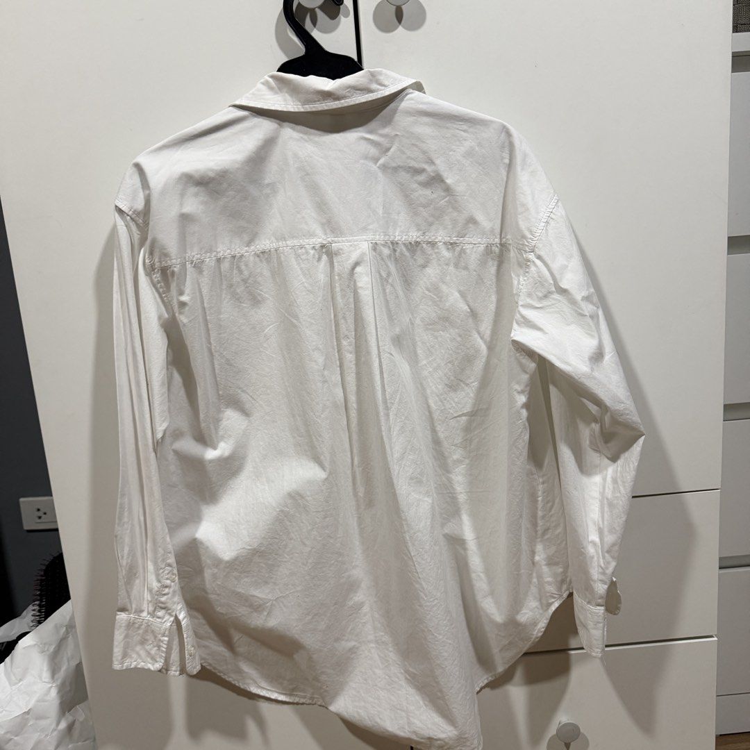 H&M White Oversized Button-Up Shirt Longsleeves (Category: Shirts) located in Las Pinas. Submitted by selllywelly (Listing ID 1459394403, Image 2). Description: .