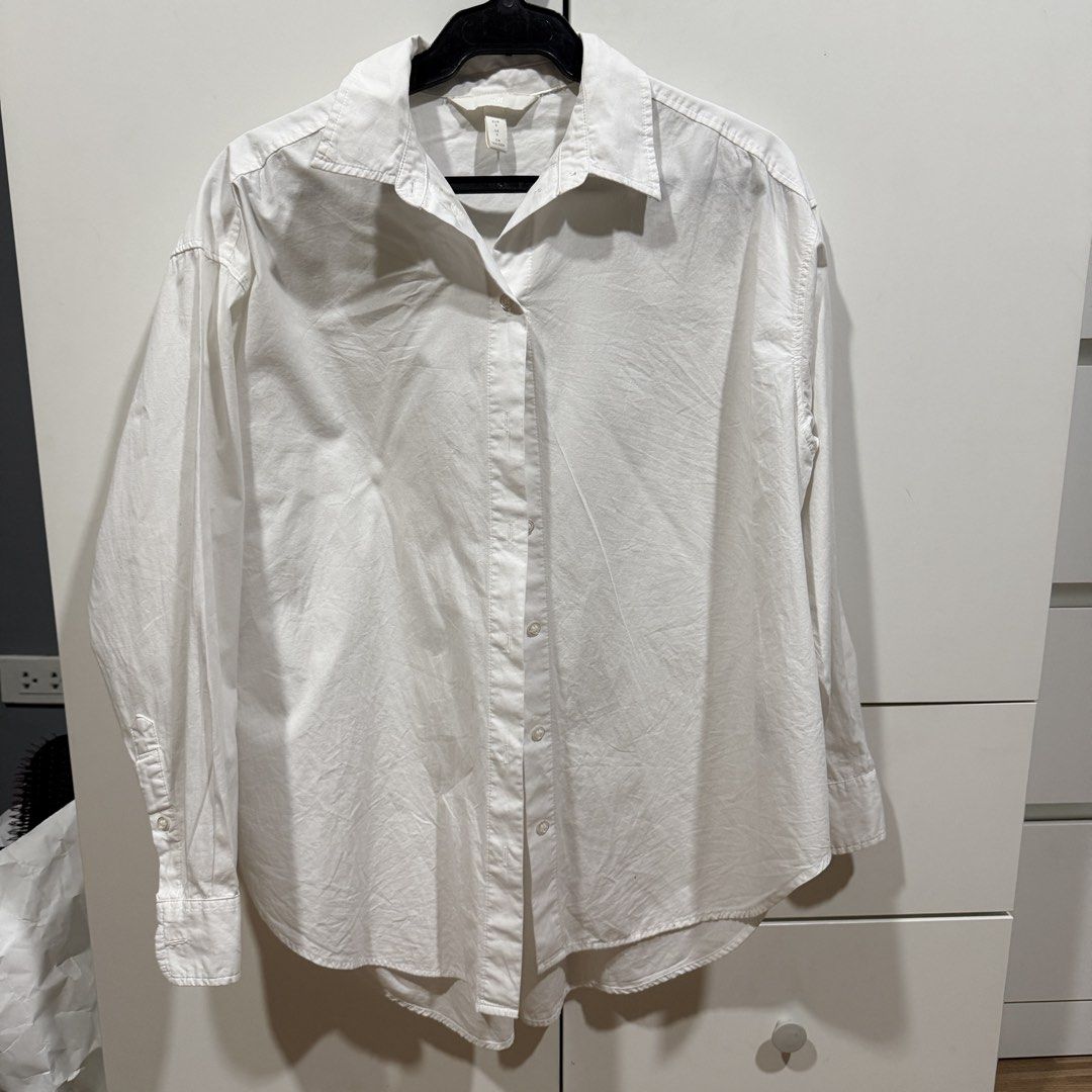 H&M White Oversized Button-Up Shirt Longsleeves (Category: Shirts) located in Las Pinas. Submitted by selllywelly (Listing ID 1459394403, Image 1). Description: .