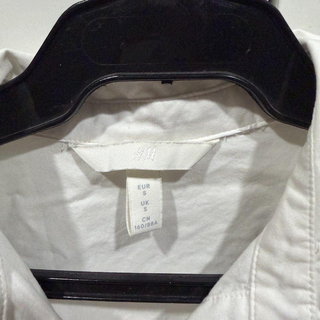 H&M White Oversized Button-Up Shirt Longsleeves (Category: Shirts) located in Las Pinas. Submitted by selllywelly (Listing ID 1459394403, Image 3). Description: .