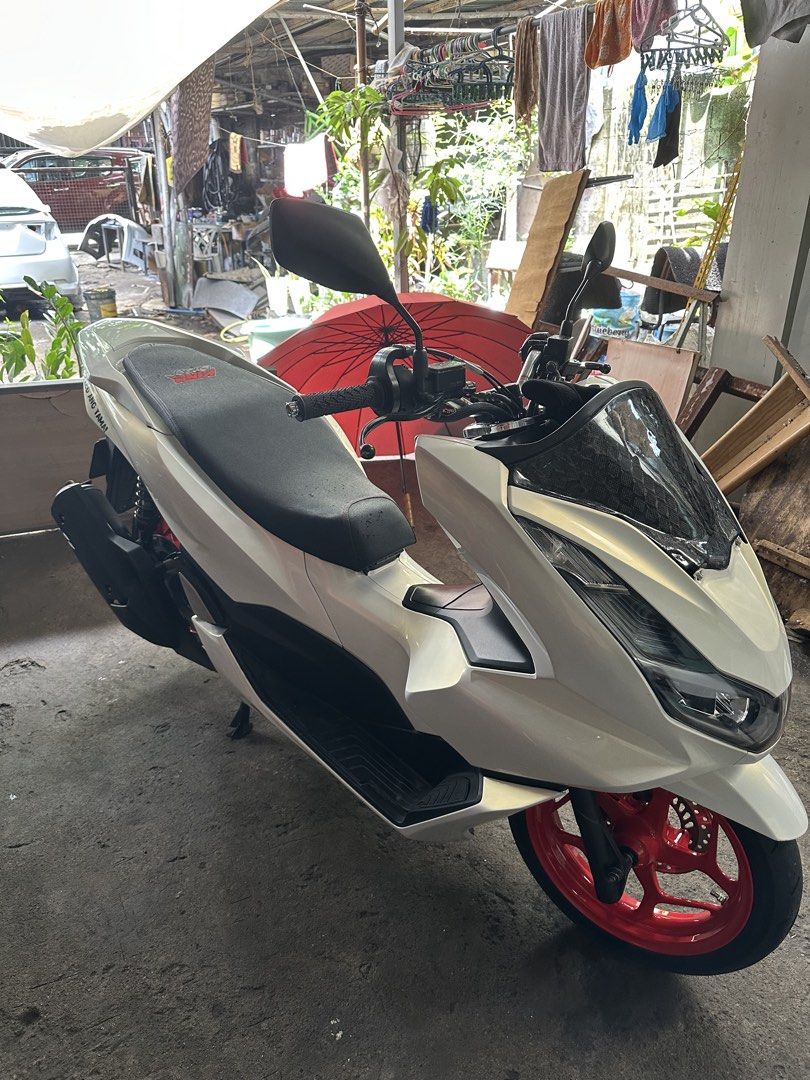 Honda pcx cbs 2024 (Category: Motorbikes for Sale) located in Quezon City. Submitted by chrixtian08 (Listing ID 1459307382, Image 3). Description: Pcx160 CBS 2024 model Registered til 2027 Complete docs Orig OR/CR 1st Owner Acquired All stock engine Pearl White Paint (Pede sa Maselan ) Naka Ceramic Jet 2 Weels Handle Bar Nathong Flat Seat (SeatCover kingDrag) plus new seat cover. Liha type Ikaw na magpalit Orig Dytona Slim Switch Left/Right Dayto