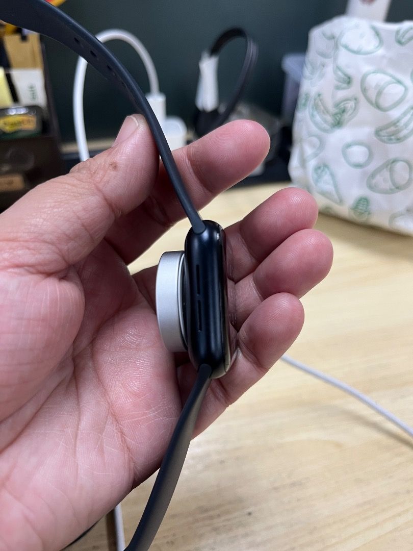 Iwatch SE 3 (Category: Wearables & Smart Watches) located in Cavite. Submitted by shairagjavier (Listing ID 1459396320, Image 2). Description: - Apple Watch SE 3 - 45mm Midnight Aluminum Case - GPS Model - Battery Health: 100% - Switching to Huawei Smart Watch - Under warranty With original box and cord..