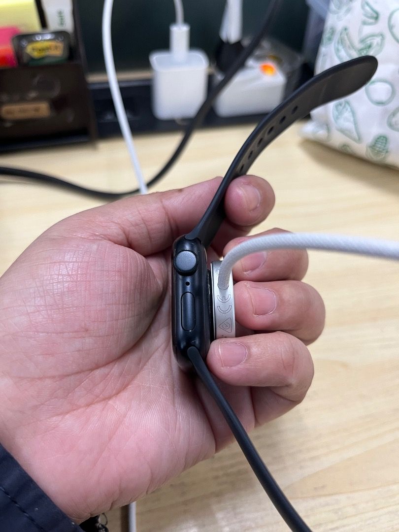 Iwatch SE 3 (Category: Wearables & Smart Watches) located in Cavite. Submitted by shairagjavier (Listing ID 1459396320, Image 3). Description: - Apple Watch SE 3 - 45mm Midnight Aluminum Case - GPS Model - Battery Health: 100% - Switching to Huawei Smart Watch - Under warranty With original box and cord..
