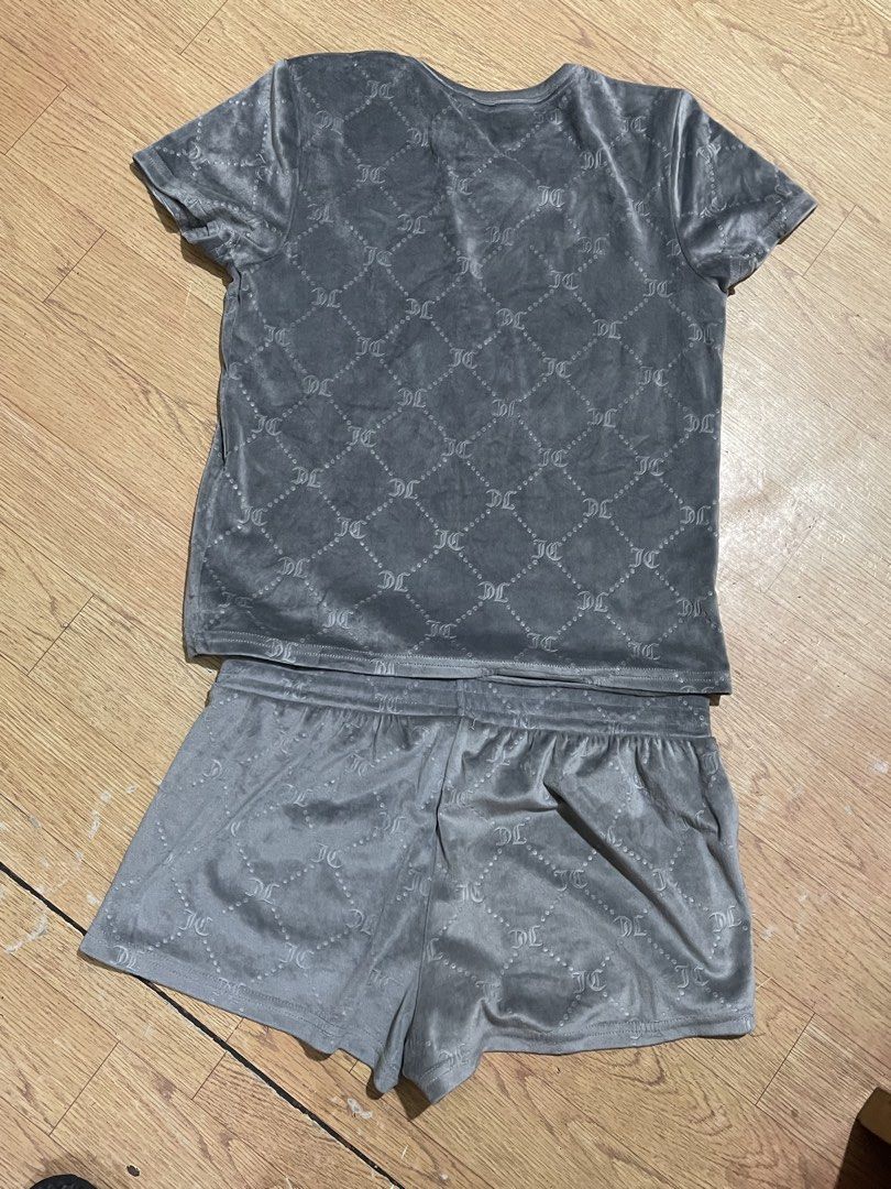 JUICY COUTURE - 2pc Velour Rhinestone (Medium) (Category: Sets or Coordinates) located in Pasig City. Submitted by _rosasass_ (Listing ID 1459325123, Image 2). Description: Authntic Size Medium Good as new .