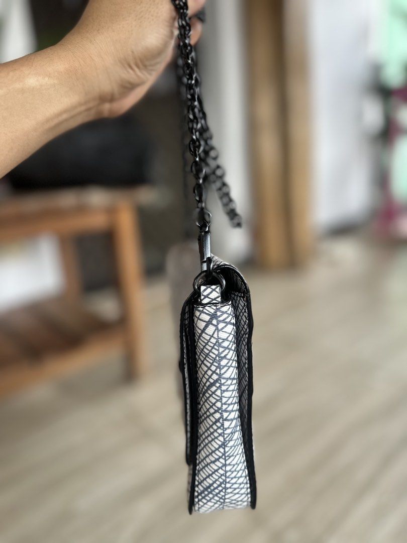 KENZO crossbody bag (Category: Luxury Bags & Wallets) located in Cavite. Submitted by pidiyey (Listing ID 1459299562, Image 3). Description: payment first price plus sf payment via GCASH ship J&T or Lalamove.