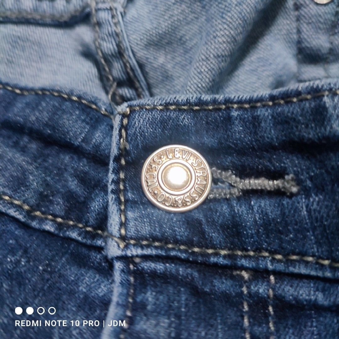 Levis 586 Straight Leg (Category: Jeans) located in Antipolo. Submitted by klashnikov (Listing ID 1459318027, Image 3). Description: Levi's 586 Straight Cut The 586 style is part of Levi's women's collection, known for its comfortable mid-rise cut and classic straight silhouette. Size on tag:37x32" Dimes:40x39" ,8.5" hem (stick meter) Tags:Complete Condition:Excellent Honest issue:used Payment option:Bank transfer,gcash,cash ₱500 only Pwede video