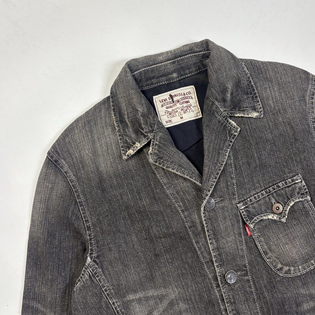 Levi’s Redloop Denim Chore Jacket (Category: Coats, Jackets and Outerwear) located in Valencia. Submitted by raftawasil (Listing ID 1459459845, Image 3). Description: Finished with intense factory-washed weathering, edge fraying along the collar and cuffs, and highly distinct “honeycomb” whisker fading patterns pre-pressed into the sleeves. Measurements: Length: 30” Width : 21” Sleeves: 25” Size on tag: Medium Issue: None Condition: 9 /10 .