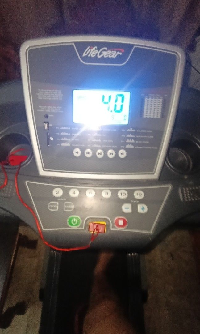 LifeGear 97785J Active Plus (Category: Cardio & Fitness Machines) located in Manila. Submitted by mizzzique (Listing ID 1459490901, Image 3). Description: Motor: 1.5 HP continuous / 2.5 HP peak Speed: 1–16 km/h Incline: 3-level manual incline Running surface: 129 × 41 cm Voltage: 220V Folding: Manual fold-up with gas assist Weight: approximately 56 kg May speed controls sa handrails May transport wheels.