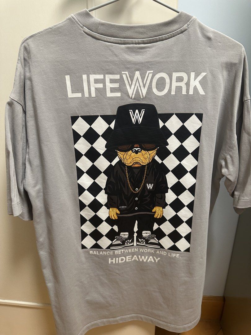 韓國LIFEWORK 灰色圖案短袖Tee （分類：T-shirt、恤衫、有領衫）位於 Hong Kong。 由 dandan30 提交（商品編號 1459336853，圖片 2）。簡介： LIFEWORK 灰色短袖Tee，前面有隻可愛卡通仔，背面有大大個LIFEWORK字同埋格仔圖案。著落好舒服，男女都啱著。呢件Tee好百搭，襯咩都得。。