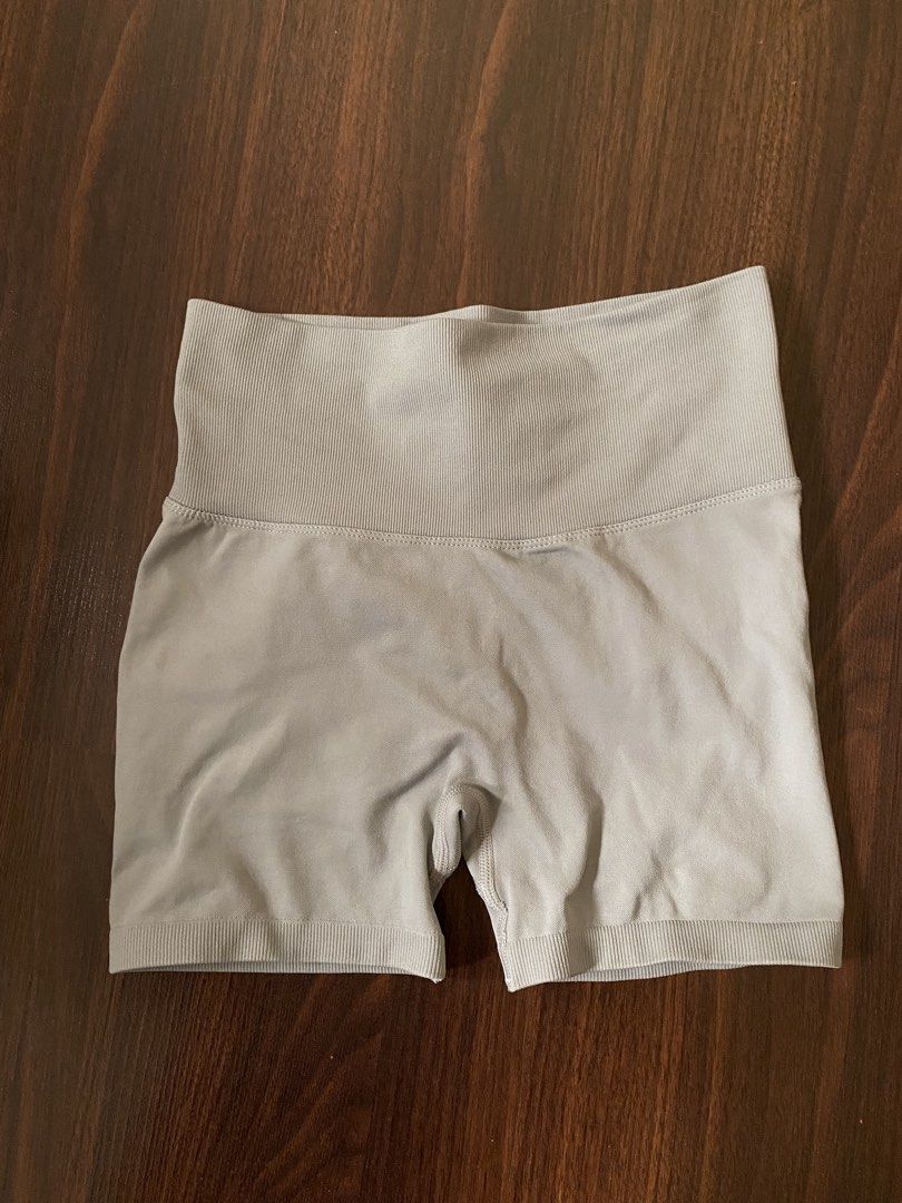 Light Gray Butt Scrunch Gym Workout Shorts (Category: Shorts) located in San Juan City. Submitted by kkobeadsnbooks (Listing ID 1459330937, Image 2). Description: - Length: 35cm - Hip: 32.5 cn - Waist: 26cm - High-waisted fit - Light gray color - Ruched butt detail .