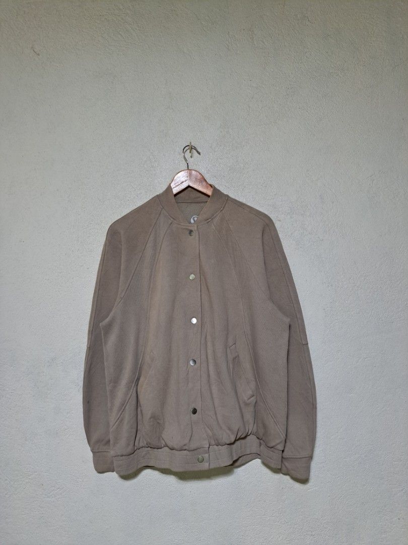 Lululemon Bomber Jacket (Category: Coats, Jackets and Outerwear) located in Dumaguete. Submitted by jayarbajad49160 (Listing ID 1459424143, Image 1). Description: Lululemon Bomber Jacket (Authentic/Original) Good Condition Color rate:9.2/10 Size M/L Width:23 Length:27 Loc dumaguete city visayas 📩📩.