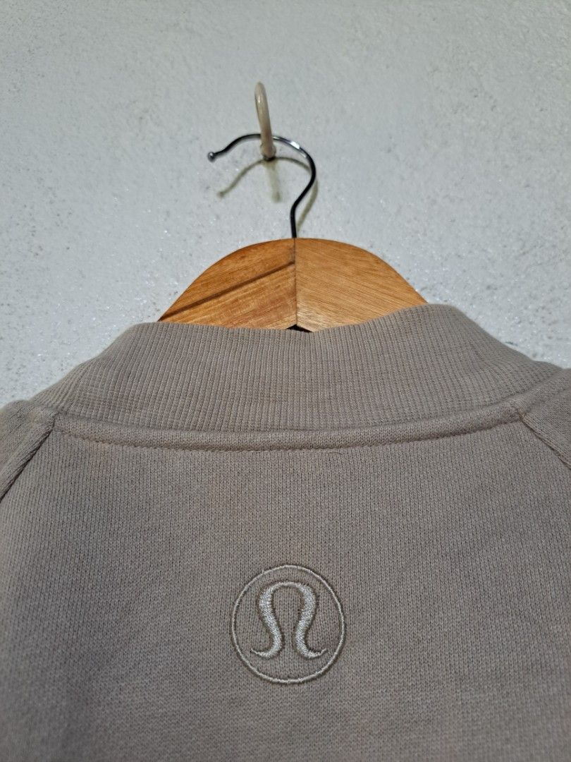 Lululemon Bomber Jacket (Category: Coats, Jackets and Outerwear) located in Dumaguete. Submitted by jayarbajad49160 (Listing ID 1459424143, Image 2). Description: Lululemon Bomber Jacket (Authentic/Original) Good Condition Color rate:9.2/10 Size M/L Width:23 Length:27 Loc dumaguete city visayas 📩📩.