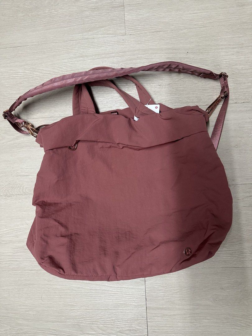 Lululemon Tote Bag (Category: Shoulder Bags) located in Quezon City. Submitted by alioa (Listing ID 1459455226, Image 1). Description: 20L. Water repellent. 31cmx24cmx36cm..