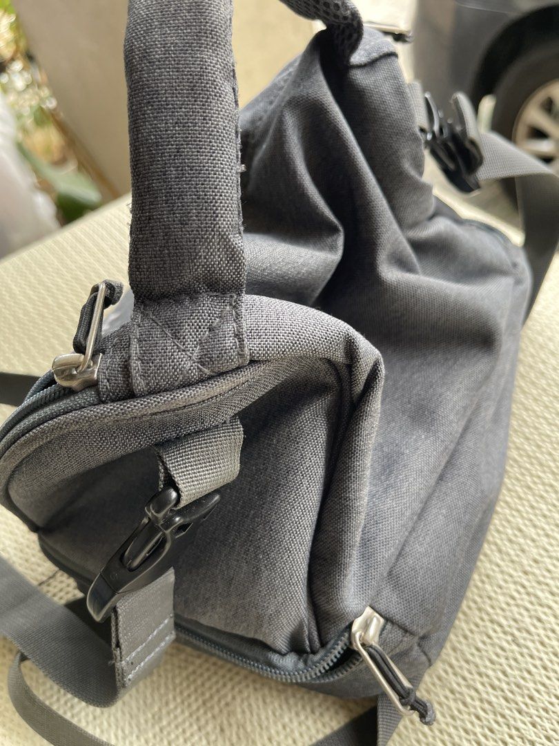 LunchBots Insulated Lunch Bag Grey (Category: Tote Bags) located in Mandaluyong City. Submitted by coolmeybab (Listing ID 1459352256, Image 3). Description: - Grey insulated lunch bag by LunchBots - Main zippered compartment - Smaller front pocket - Detachable shoulder strap included - Padded handle for comfort - Ideal for school or work lunches - Zippers are smooth and functional - Bag is clean inside and out.