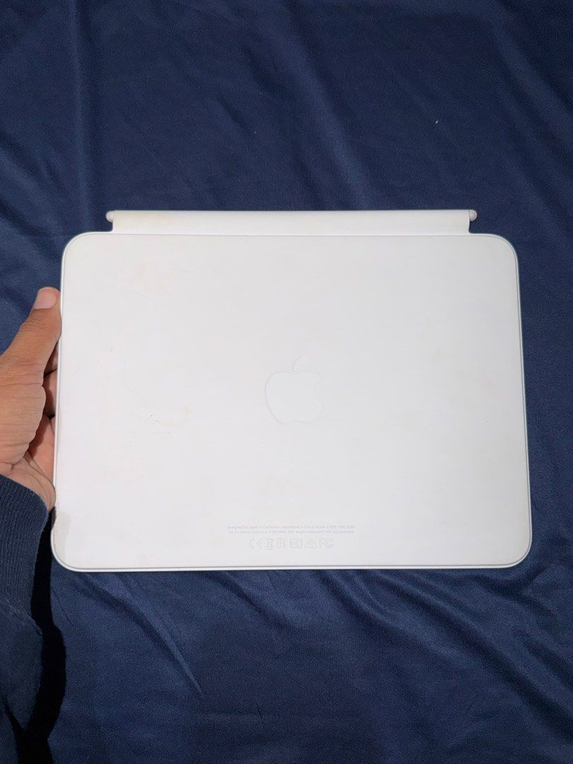 APPLE Magic Keyboard Folio for iPad 10.9-inch (Category: Other Gadgets) located in Malaybalay. Submitted by bahianic (Listing ID 1459377376, Image 2). Description: Bought from Power Mac Pampanga Features •Scissor mechanism with 1 mm travel • Large click-anywhere trackpad supports • Multi‑Touch gestures and the cursor in iPadOS • 14-key function row for easy access to shortcuts. • Two-piece design front and back protection • Detachable keyboard • 