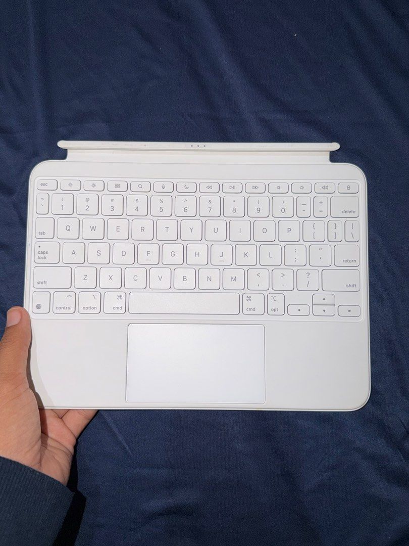 APPLE Magic Keyboard Folio for iPad 10.9-inch (Category: Other Gadgets) located in Malaybalay. Submitted by bahianic (Listing ID 1459377376, Image 1). Description: Bought from Power Mac Pampanga Features •Scissor mechanism with 1 mm travel • Large click-anywhere trackpad supports • Multi‑Touch gestures and the cursor in iPadOS • 14-key function row for easy access to shortcuts. • Two-piece design front and back protection • Detachable keyboard • 