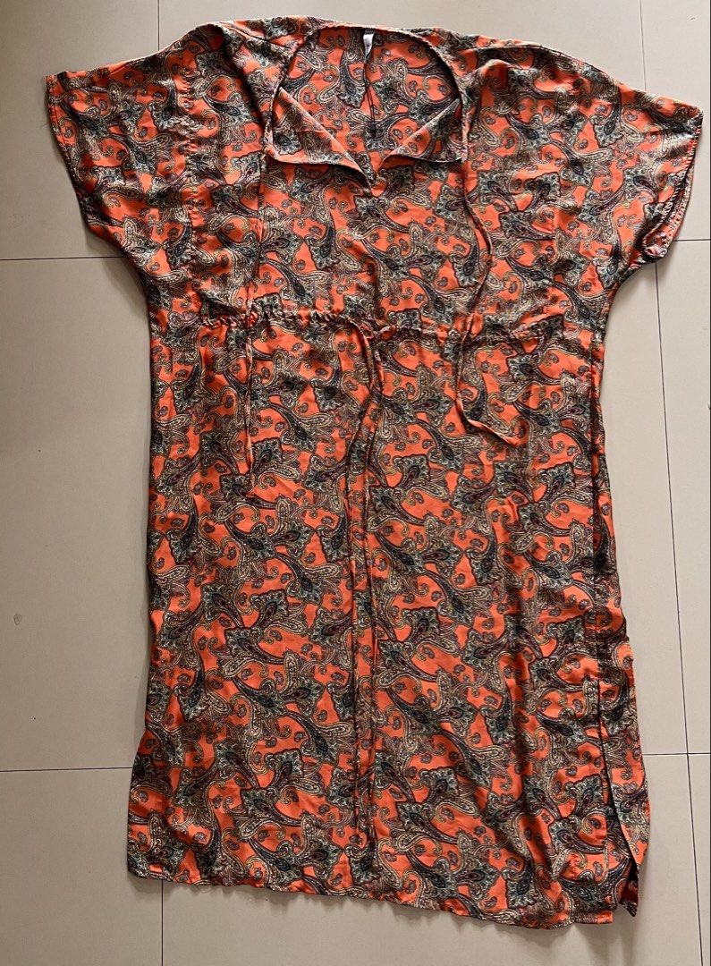 MANGO Bohemian Paisley Drawstring Tunic Dress (Category: Dresses) located in Malay. Submitted by spacetrips (Listing ID 1459392784, Image 1). Description: Beautiful all-over bohemian paisley intricate print Adjustable functional drawstring tie at the waist to cinch and flatter your silhouette Elegant relaxed split v-neck collar line with hanging tie details Effortless drop-shoulder dolman short sleeves Perfect as a breezy summer dress, chic trave