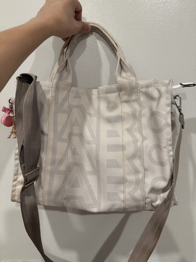 Marc Jacobs Medium Tote Bag (Category: Tote Bags) located in Manila. Submitted by xxaaelir (Listing ID 1459361955, Image 2). Description: .