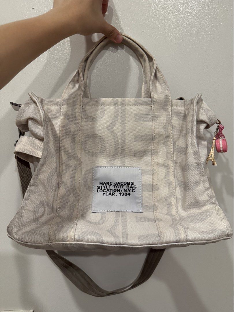 Marc Jacobs Medium Tote Bag (Category: Tote Bags) located in Manila. Submitted by xxaaelir (Listing ID 1459361955, Image 1). Description: .