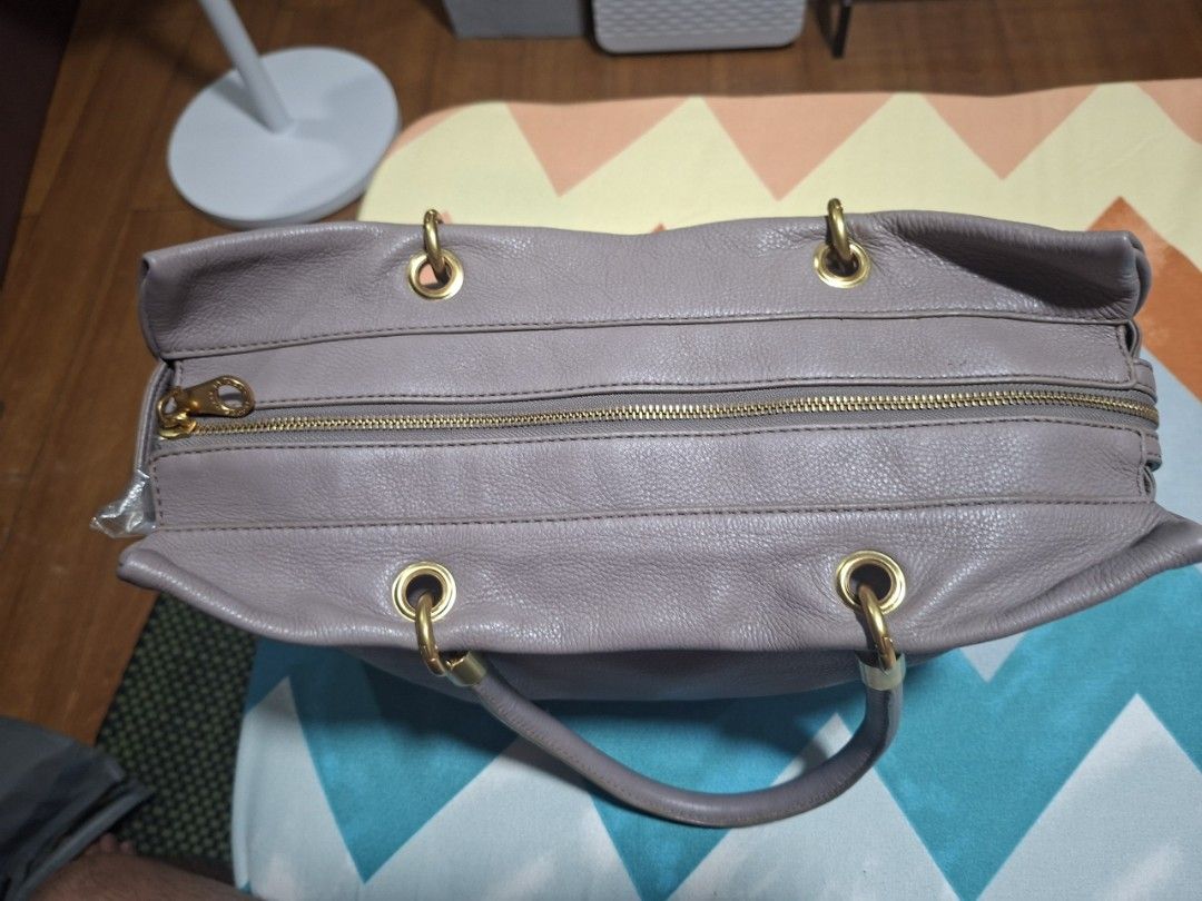 MARC JACOBS OG BAG (Category: Luxury Bags & Wallets) located in Bulacan. Submitted by orangekitten04 (Listing ID 1459294117, Image 3). Description: original. two way bag..can be used as a weekender bag. large size. very good condition. i can send more detailed photos if you like..