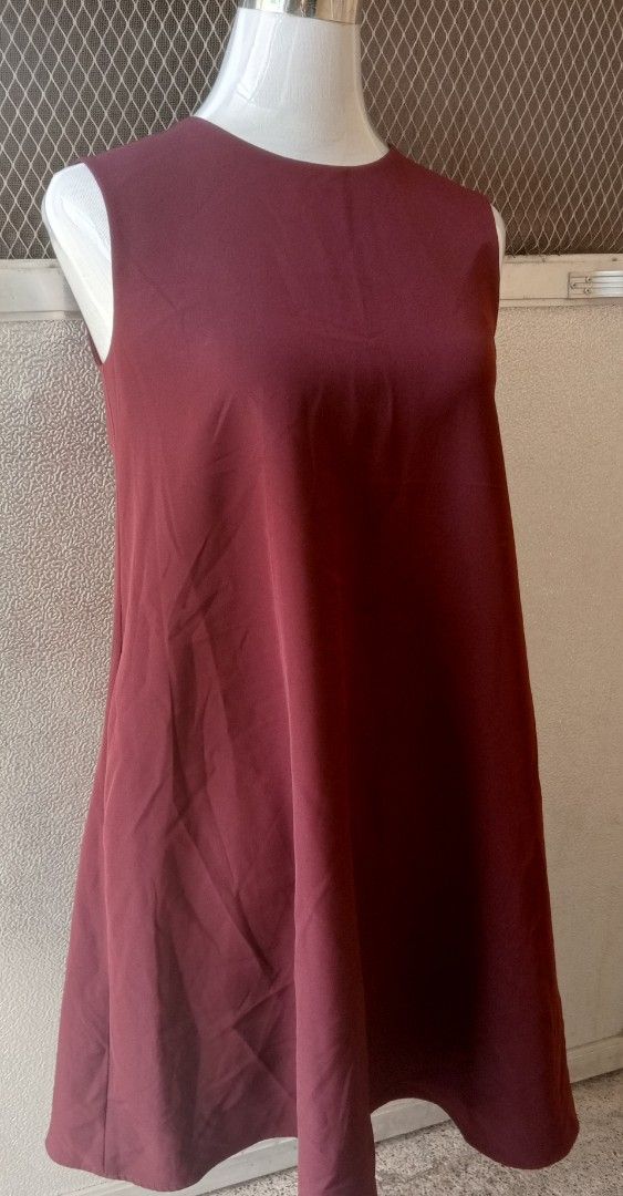 Uniqlo Maroon Sleeveless A-Line Mini Dress (Category: Dresses) located in Cebu City. Submitted by violacloset (Listing ID 1459346801, Image 2). Description: Measurements: length: 35 in bust: 19 in waist : 20 1/2.