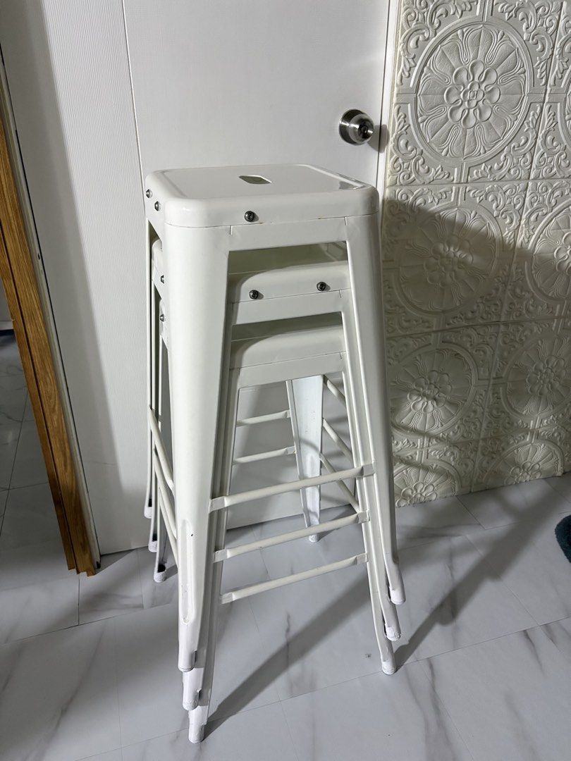 Metal bar stools 3 pcs (Category: Bathroom & Kitchen Fixtures) located in Muntinlupa City. Submitted by goldlevel (Listing ID 1459486225, Image 1). Description: 3pcs bar stools sale Almost brand new never used White color Location binan laguna.