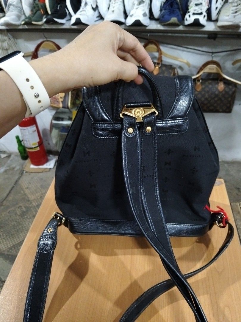 Metrocity (Category: Backpacks) located in El Salvador. Submitted by francheskaukayukay (Listing ID 1459385478, Image 3). Description: .