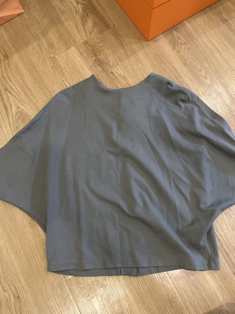 Mosaic Grey Batwing Sleeve Top with Button Back (Category: Blouses) located in Paranaque City. Submitted by kalattt (Listing ID 1459336149, Image 1). Description: - Grey top from Mosaic - Relaxed fit with batwing sleeves - Features three buttons down the back - Simple and versatile design - Perfect for casual wear or dressing up.
