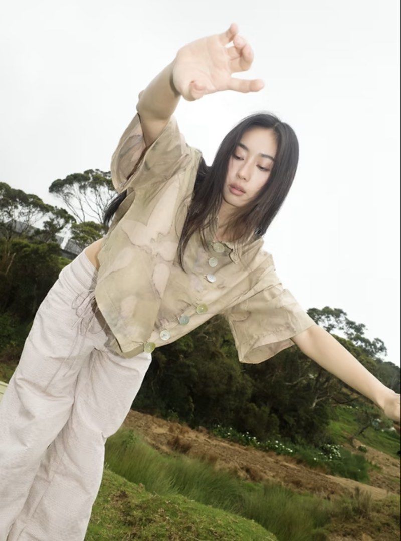munimuni arko top in mangga yin (Category: Shirts) located in Makati City. Submitted by kawaloua (Listing ID 1459295004, Image 2). Description: srp 9,500. currently sold out Eco-printed with the tannin the blanket technique, we used eucalyptus leaves, guava leaves, and gumamelas (hibiscus) to create the negative print (yin). Size S/M .