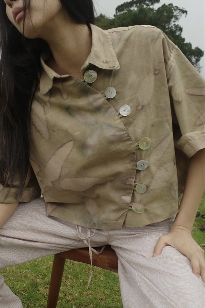 munimuni arko top in mangga yin (Category: Shirts) located in Makati City. Submitted by kawaloua (Listing ID 1459295004, Image 1). Description: srp 9,500. currently sold out Eco-printed with the tannin the blanket technique, we used eucalyptus leaves, guava leaves, and gumamelas (hibiscus) to create the negative print (yin). Size S/M .