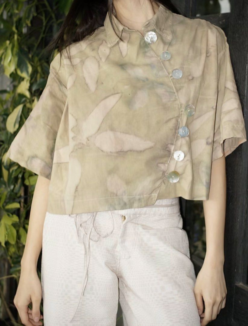 munimuni arko top in mangga yin (Category: Shirts) located in Makati City. Submitted by kawaloua (Listing ID 1459295004, Image 3). Description: srp 9,500. currently sold out Eco-printed with the tannin the blanket technique, we used eucalyptus leaves, guava leaves, and gumamelas (hibiscus) to create the negative print (yin). Size S/M .
