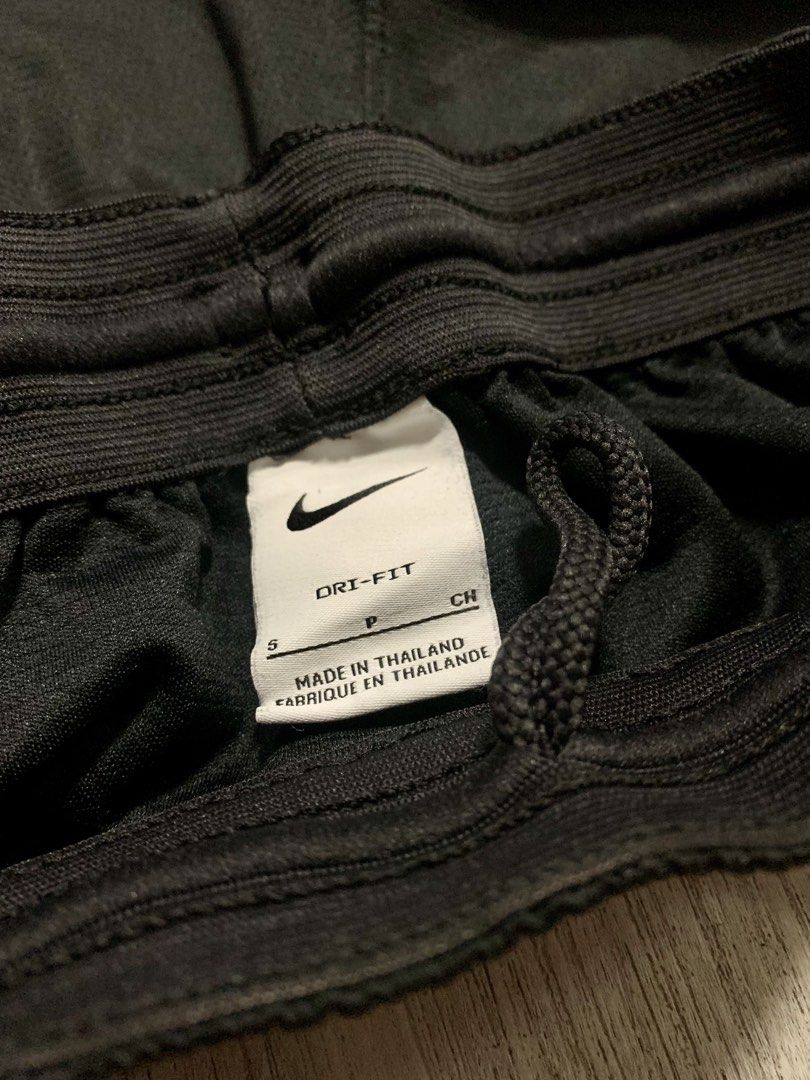 Nike jersey 399 (Category: Shorts) located in Makati City. Submitted by sujpresko.thriftshop (Listing ID 1459343967, Image 3). Description: Nike jersey Small adult 399 Makati loc Pm Meets n shipp jnt lalamove.