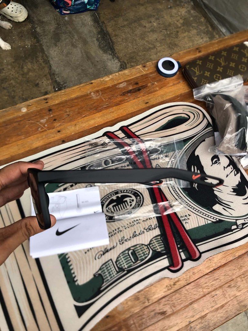 Nike LB 06 (Category: Sunglasses & Eyewear) located in Manila. Submitted by tito_miggyxthrift3boys (Listing ID 1459447628, Image 3). Description: FOR SALE NIKE SHADES BRAND NEW Nike nv06 lb Color way : grey w/ silver flash matte dark grey Gris miroir argent Gris fonce mat Price: 2000 Open for meet up or LALAMOVE Qc loc PMPM #tia .