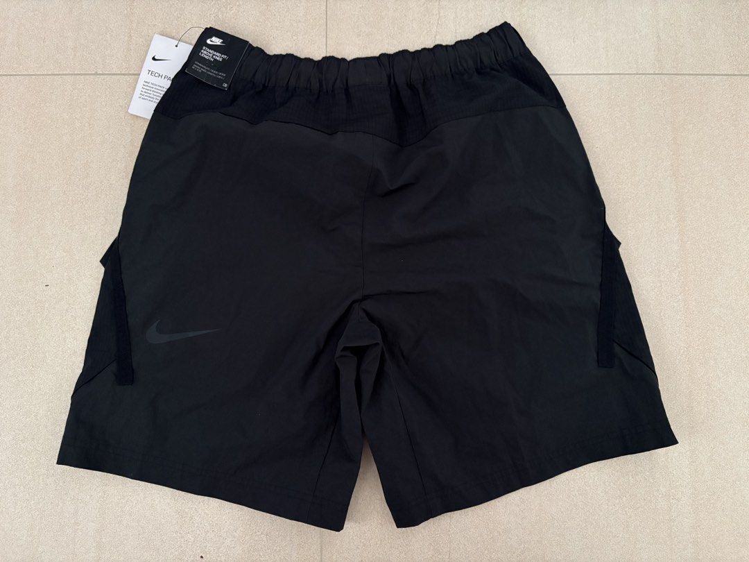 nike sportswear tech pack 系列男裝黑色運動短褲 （分類：運動服裝）位於 Hong Kong。 由 flykit 提交（商品編號 1459343672，圖片 2）。簡介： 全新M碼有tag。