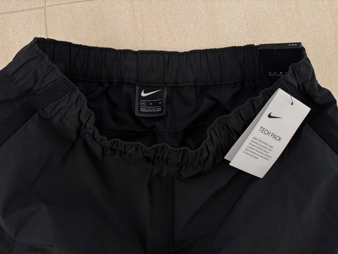 nike sportswear tech pack 系列男裝黑色運動短褲 （分類：運動服裝）位於 Hong Kong。 由 flykit 提交（商品編號 1459343672，圖片 4）。簡介： 全新M碼有tag。
